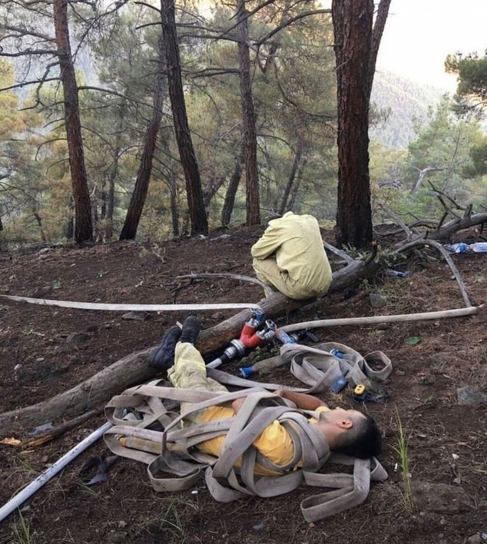 Kahraman personeller, yangını söndürdükten sonra toprakta uyudu
