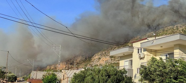 Mersin'deki yangınlara havadan müdahale yeniden başladı