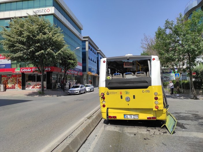 Ümraniye'de kamyonla otobüs çarpıştı