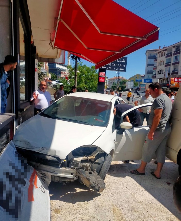 Ankara'da ani fren yapan sürücü dükkana daldı
