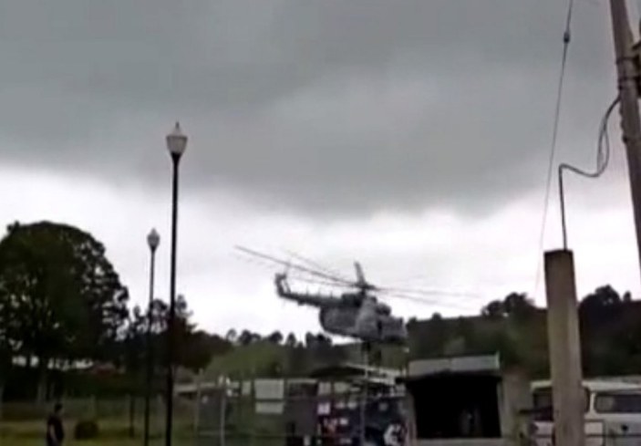 Meksika Donanması'na ait helikopter iniş yaptığı sırada düştü