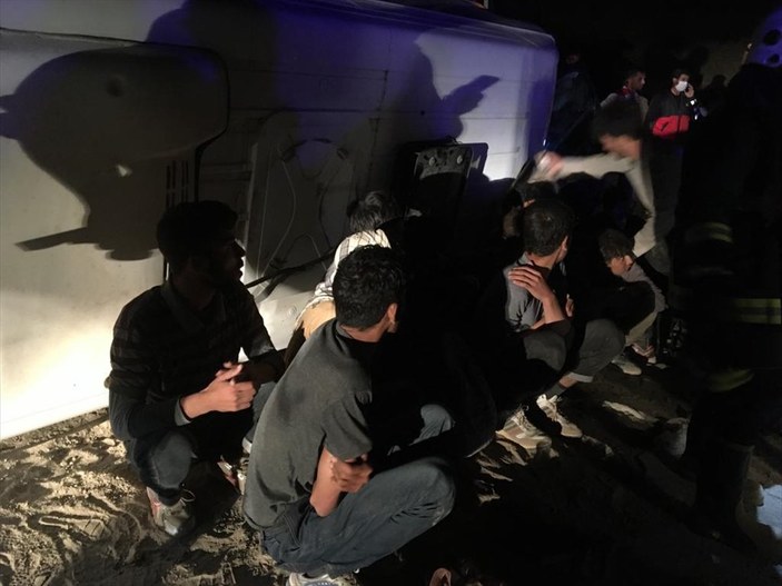 Van'da kaçak göçmen tanıyan minibüs kaza yaptı