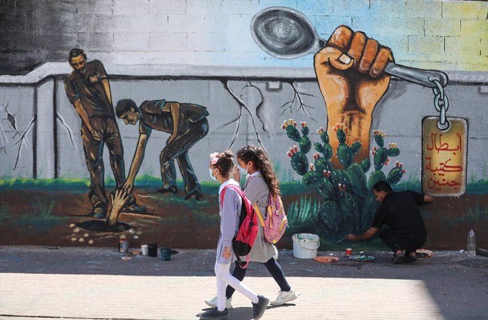 İsrail hapishanesinden kaçan Filistinliler, Gazze'de duvarlara resmedildi