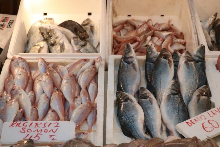Mersin'de tezgahlar balıkla doldu, vatandaşlar akın etti