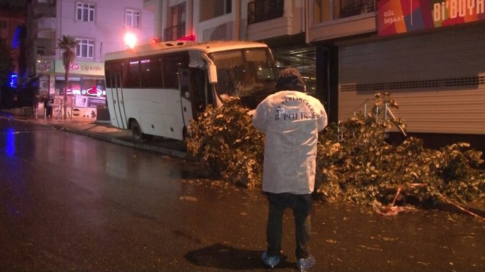 İstanbul'da midibüsün altında kalan genç yaşamını yitirdi