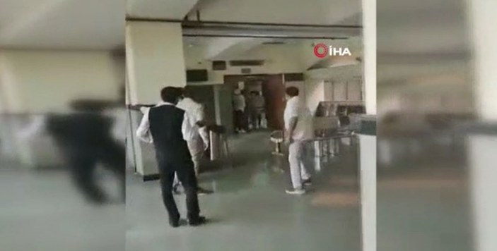 Hindistan'da duruşma salonunda silahlar patladı
