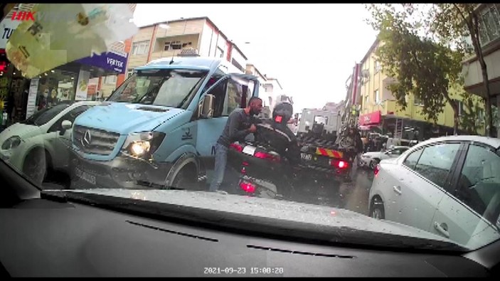 Ataşehir'de yol tartışması: Motosikletliye kafa attı