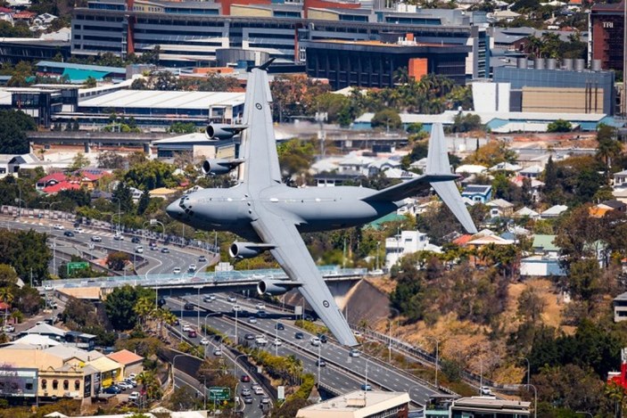 Avustralya'daki festivalde alçak uçuş gösterisi izleyenleri korkuttu
