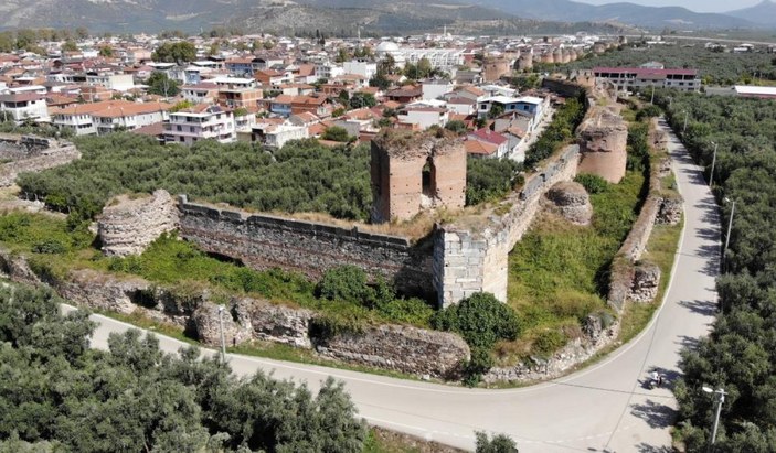 Bursa'nın tarihi İznik surları ortadan ikiye ayrıldı