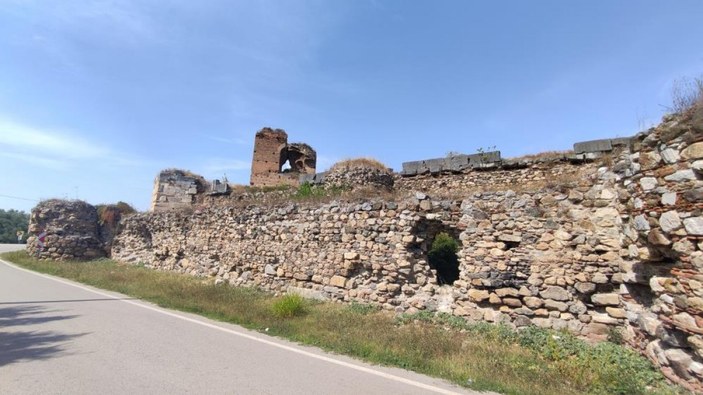 Bursa'nın tarihi İznik surları ortadan ikiye ayrıldı