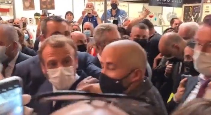 Emmanuel Macron'a yumurtalı saldırı