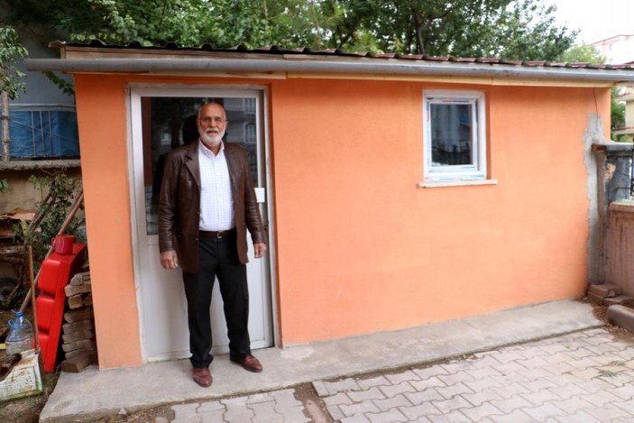 Sivas'ta bir kişi müştemilatı bakkala çevirerek muhtaç ailelere yardım ediyor