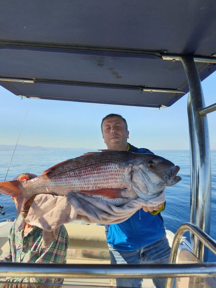 Çanakkale'deki amatör balıkçı, 10 kiloluk balık yakaladı