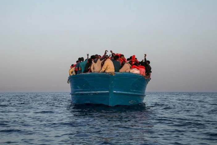 500 kaçak göçmen İtalya'ya ulaştı