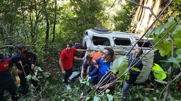 Zonguldak'ta virajı alamayan kamyonet kaza yaptı