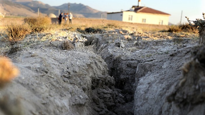 Konya Ovası'nda yüzey yarıkları yerleşimleri tehdit ediyor