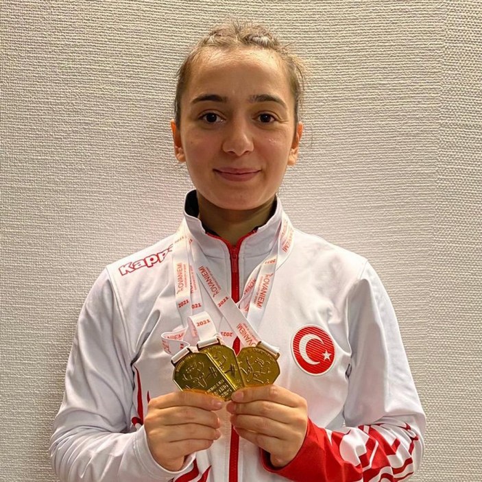 Genç halterci Nuray Levent 3 altınla Avrupa Şampiyonu