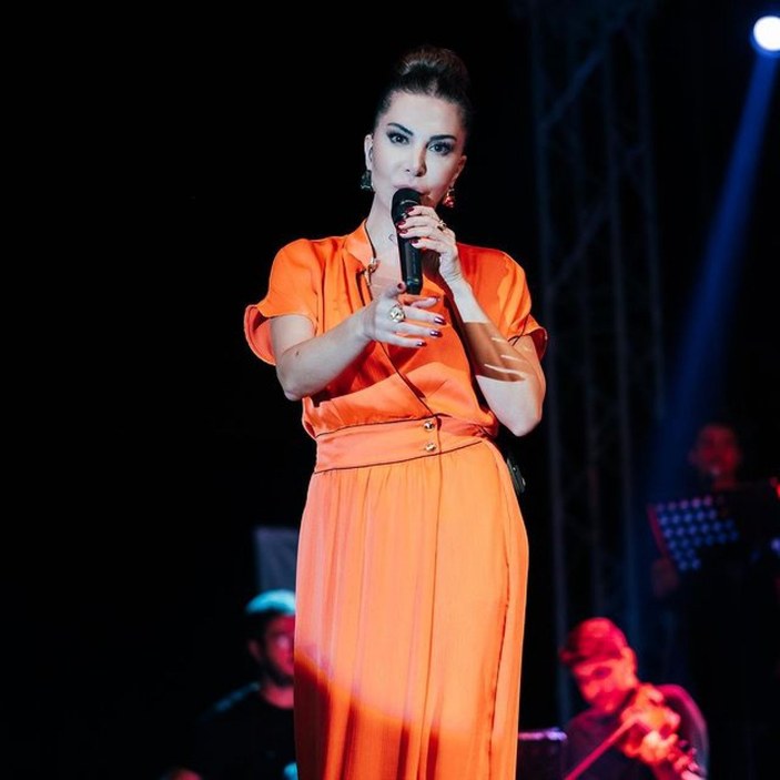 Ebru Yaşar sahnede mayo giyenleri eleştirdi