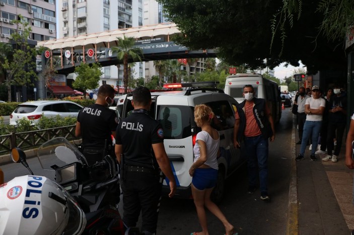 Mersin'de sinir krizi geçiren kadın, otobüs durağına saldırdı