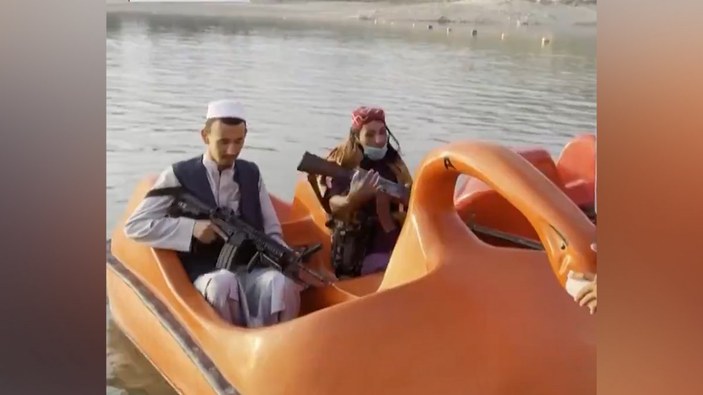 Taliban üyeleri, lunaparklarda eğlenmeye devam ediyor