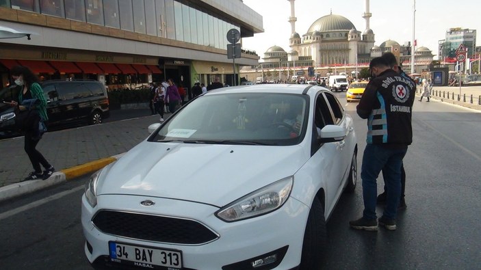 Taksim’de müşteri seçme cezası yiyen taksi şoförü, polis ile tartıştı