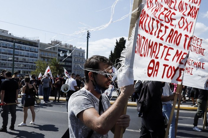 Yunanistan’da öğrenciler üniversitelerin açılması için sokaklarda