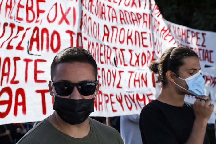 Yunanistan’da öğrenciler üniversitelerin açılması için sokaklarda