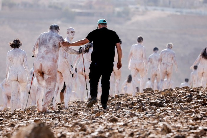 İsrail'de Lut Gölü'nün çekilmesine, çıplak modellerle dikkat çekildi