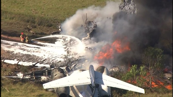 ABD'de pistten çıkan uçak bariyere çarpıp alev aldı: 21 kişi kurtuldu