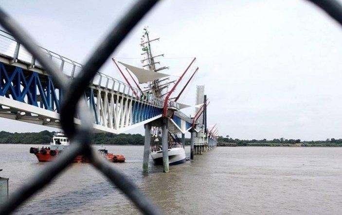 Ekvador'da Brezilya'ya ait eğitim gemisi köprüye çarptı