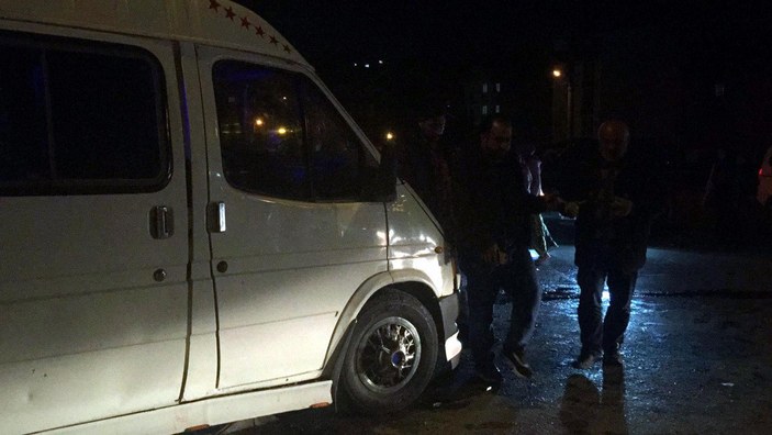 Gebze'de devrilen minibüsteki 6 kişi yaralandı, sürücü arka camı kırıp kaçtı