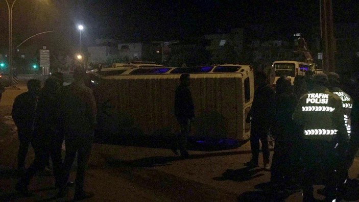 Gebze'de devrilen minibüsteki 6 kişi yaralandı, sürücü arka camı kırıp kaçtı