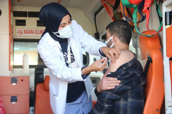 Van'da jandarma ekibinin kontrol noktasında koronavirüs aşısı yapıldı