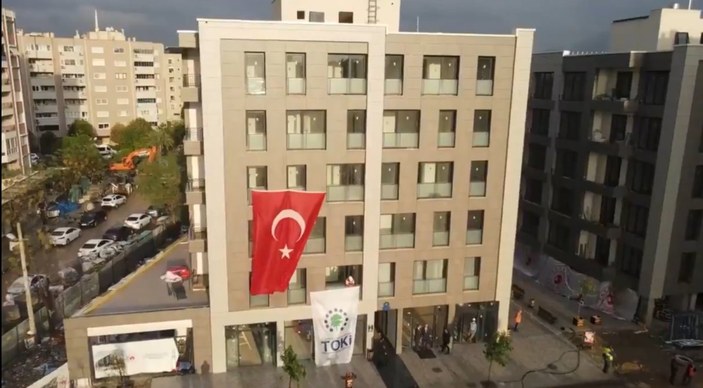 CHP'li İzmir Büyükşehir Belediyesi'nden deprem heykeli