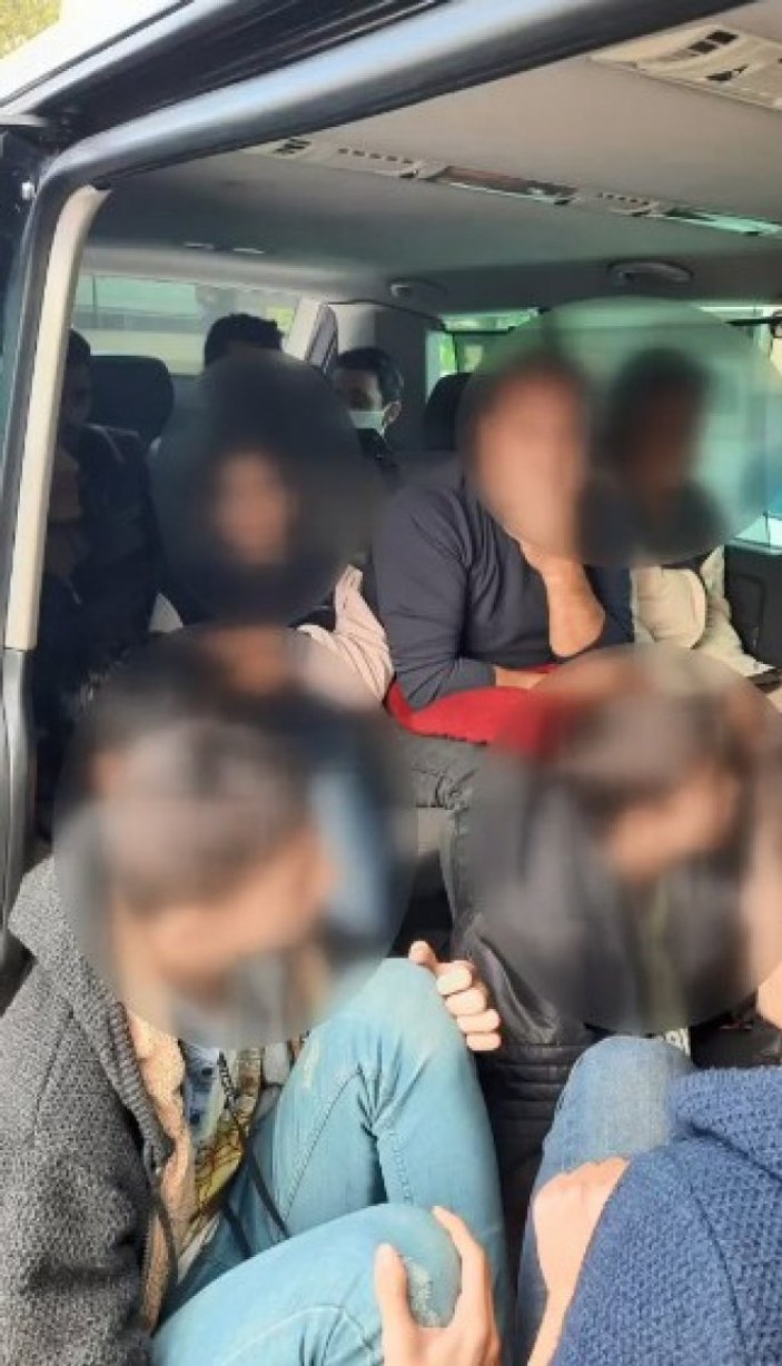 Kocaeli'de TEM'de durdurulan araçta 17 düzensiz göçmen bulundu