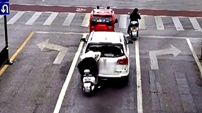 Çin'de dikkatsiz motosiklet sürücüsü, araca arkadan çarptı