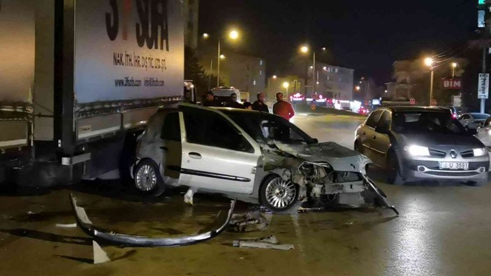 Bursa'da otomobil tıra çarptı: 1 yaralı