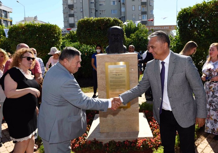 CHP'li Muratpaşa Belediyesi hediye edilen Tolstoy büstünü açtı