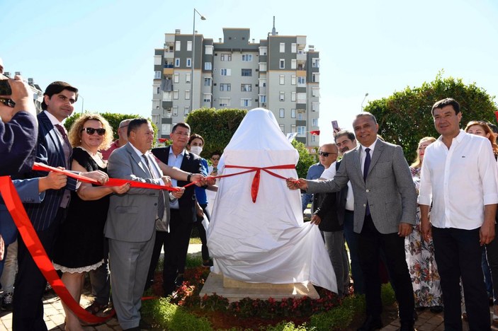 CHP'li Muratpaşa Belediyesi hediye edilen Tolstoy büstünü açtı