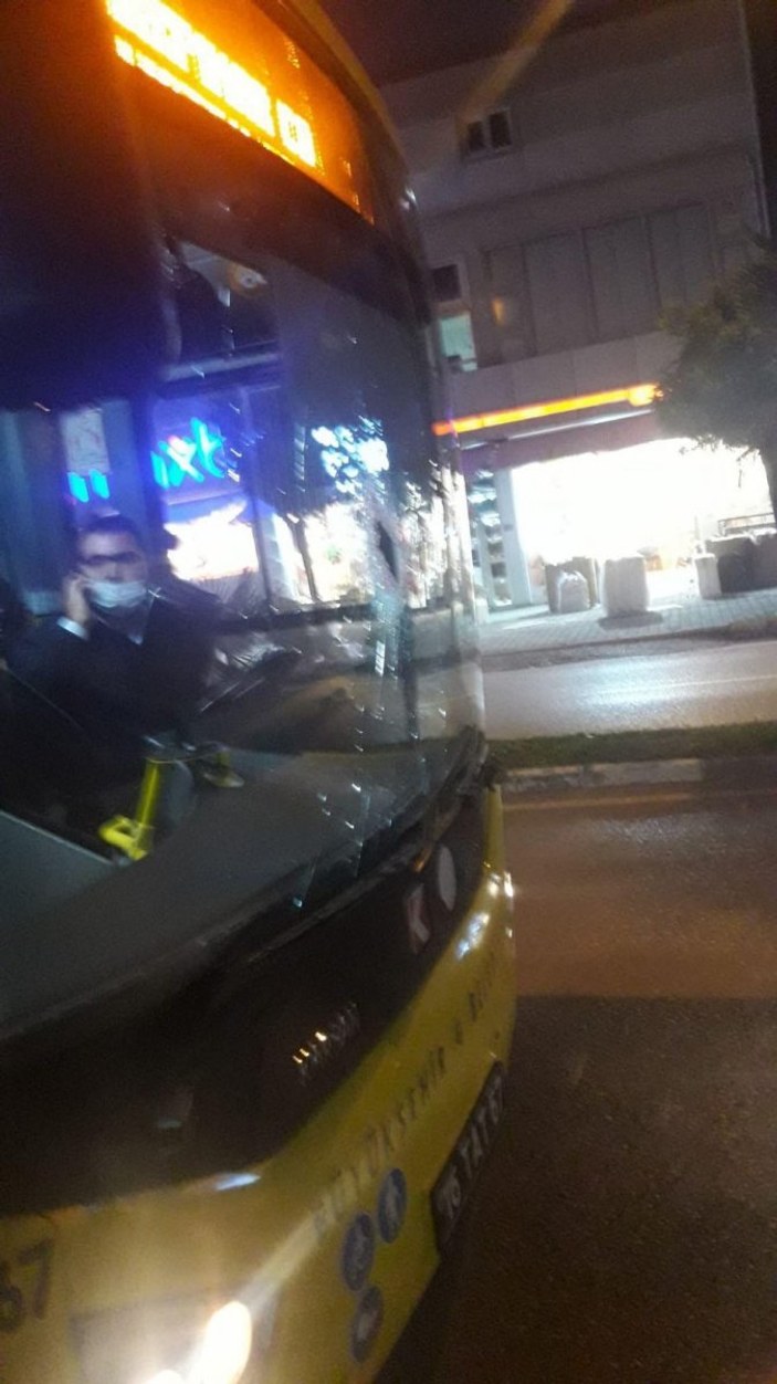Bursa’da, bıçaklı saldırgan halk otobüsünün camını kırdı