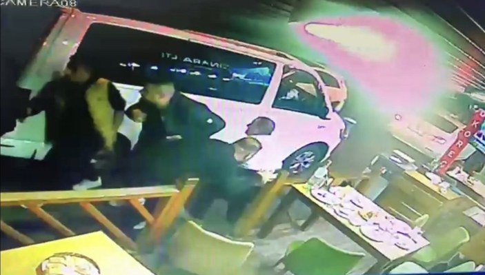 Beyoğlu’nda, restorana silahlı saldırı anları kamerada