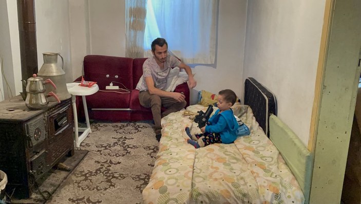 Zonguldak'ta çaresiz baba, 2 yaşındaki oğluyla uzanacak yardım eli bekliyor