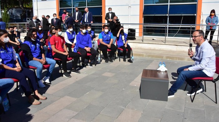 Bakan Kasapoğlu, yangın söndürme çalışmalarına katılan gençlere teşekkür etti
