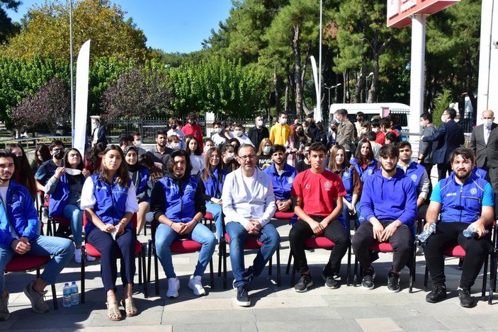 Bakan Kasapoğlu, yangın söndürme çalışmalarına katılan gençlere teşekkür etti
