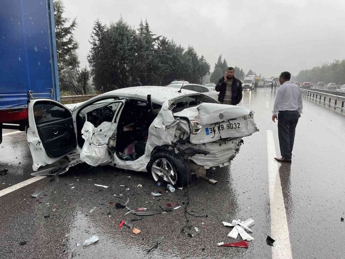 Sakarya TEM'de zincirleme kaza: 23 araç birbirine girdi