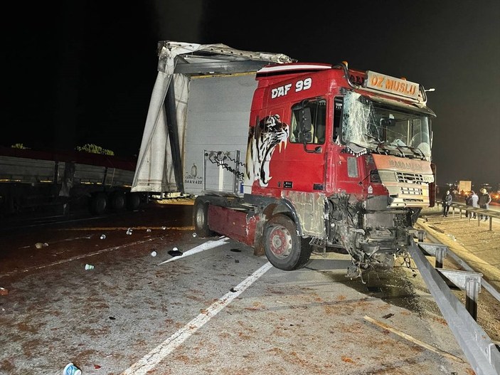 Balıkesir'de yola dökülen salçalar nedeniyle 18 araç birbirine girdi