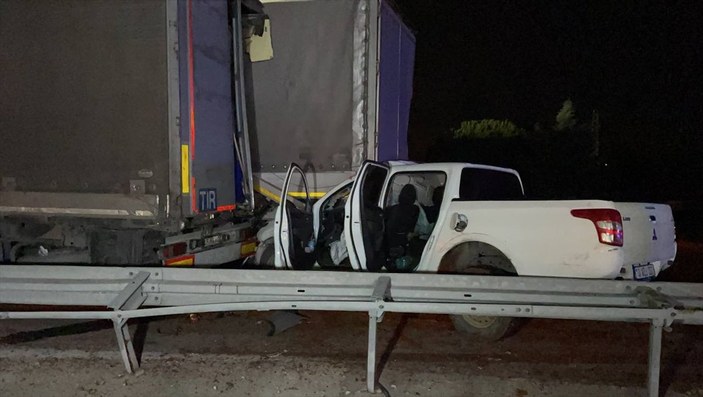Balıkesir'de yola dökülen salçalar nedeniyle 18 araç birbirine girdi