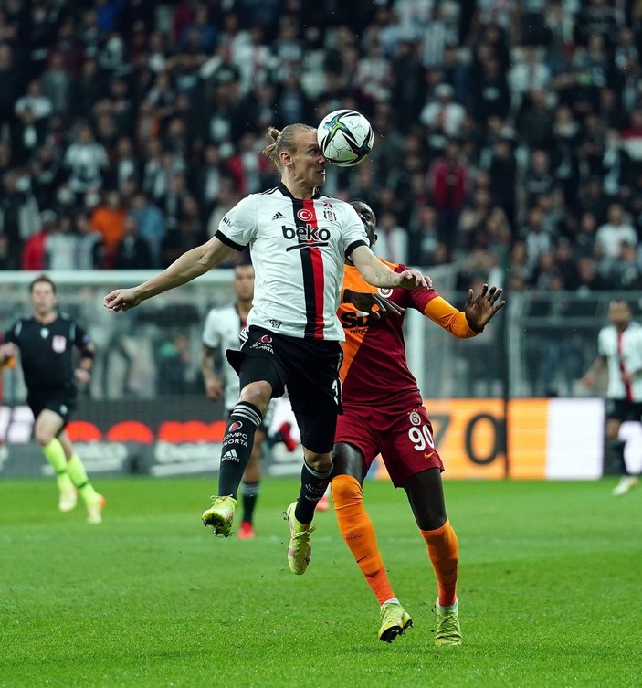 Beşiktaş, Galatasaray'ı 2 golle geçti