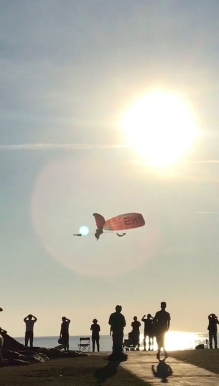 Fethiye’de paraşütler havada çarpıştı
