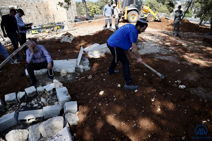 İsrail, park yapmak için Müslüman mezarlarını yıkmaya başladı